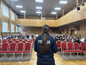 Policjantka podczas prelekcji.