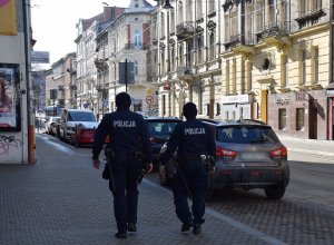 policjanci patrolujący ulicę karmelicką