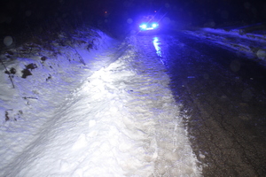 Miejsce wypadku, w tle światła radiowozu.