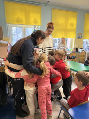 Dzieci przytulające policjantkę.