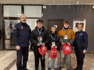 Policjanci z wolontariuszami.