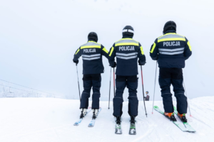 Policjanci na stoku.