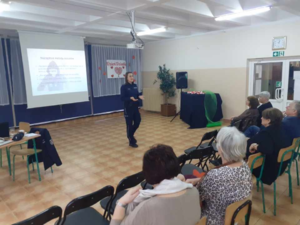 Policjantka podczas spotkania.