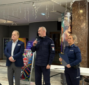 Policjanci wraz z Burmistrzem podczas spotkania.