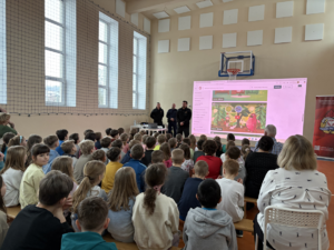 Funkcjonariusze podczas prelekcji.