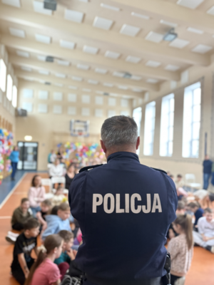 Funkcjonariusz podczas prelekcji.