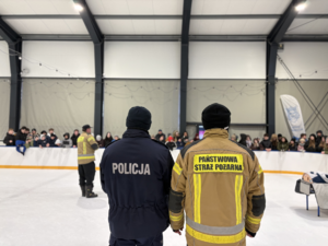 Policjant wraz strażakiem.