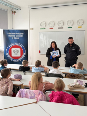 Policjant wraz z pracownikiem sanepidu podczas spotkania.