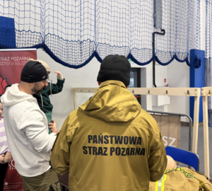 Strażak przy stanowisku profilaktycznym.
