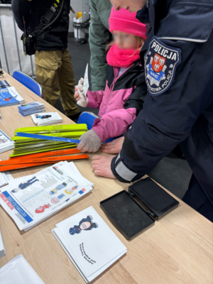 Dziecko wybierające odblask.