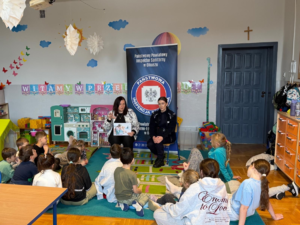 Policjantka i pracownik sanepidu podczas prelekcji.