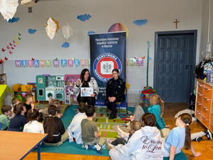 Policjantka i pracownik sanepidu podczas prelekcji.