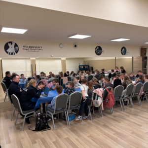 Dzieci podczas spotkania z policjantami.