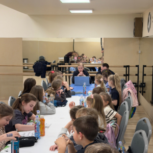 Dzieci podczas spotkania z policjantami.