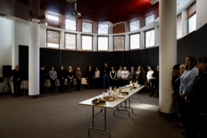 Pracownicy służby cywilnej podczas uroczystości.