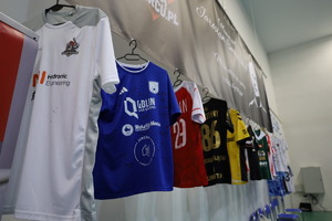 Koszulki na licytację.