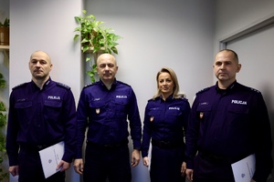 Na zdjęciu widoczni od strony lewej Zastępca Komendanta Komisariatu Policji w Bukownie, Komendant Powiatowy Policji w Olkuszu, Kierownik Rewiru Dzielnicowych z KPP w Olkuszu i Komendant Komisariatu Policji w Kluczach