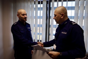 Na zdjęciu widoczni od strony lewej  Zastępca Komendanta Komisariatu Policji w Bukownie wraz z Komendantem Powiatowym Policji w Olkuszu