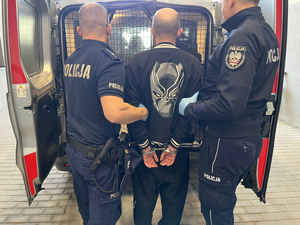 policjanci wraz z osobą zatrzymaną