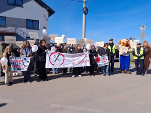 policjanci z uczniami