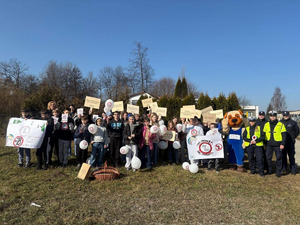 policjanci z dziećmi podczas działań &amp;quot;No promil - No problem&amp;quot;