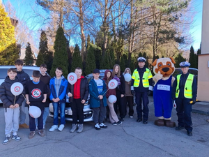 policjanci z uczestnikami wydarzenia