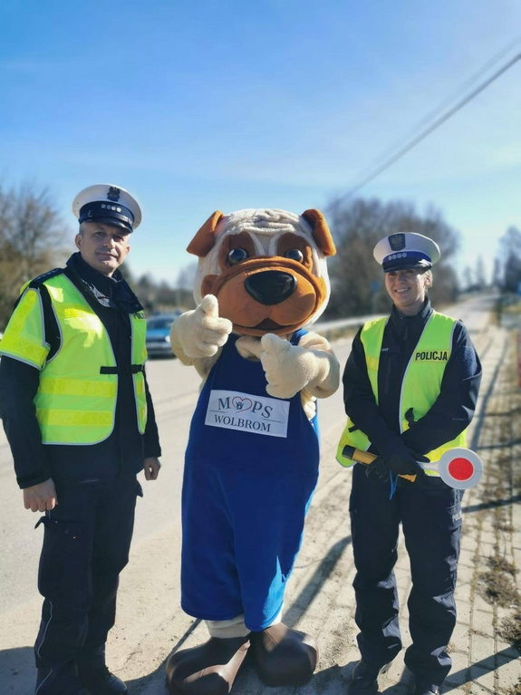 policjanci z maskotką MOPS