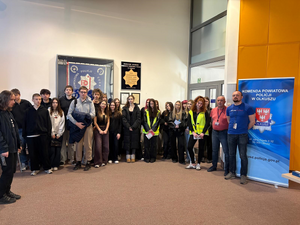 policjanci z uczniami na auli w Komendzie