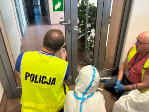 uczniowie wraz z technikiem kryminalistyki zabezpieczający ślady