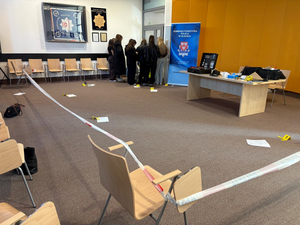 wyznaczone miejsce profilaktyczne dla uczniów, w tle licealiści