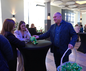 Dyrektor Domu Kultury wraz z policjantkami