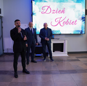 Na zdjęciu widoczni od lewej strony: Starosta Olkuski, Komendant Powiatowy oraz Dyrektor Domu Kultury w Wolbromiu