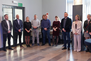 Na zdjęciu widoczni są policjanci oraz pracownicy policji