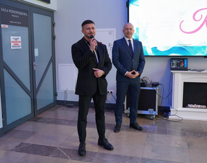 Na zdjęciu widoczni: od strony lewej Starosta Olkuski, obok stoi Komendant Powiatowy Policji w Olkuszu