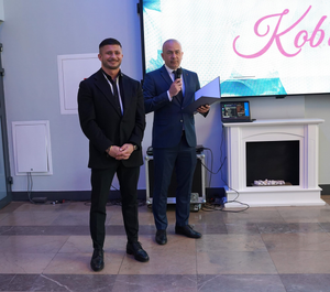 Na zdjęciu widoczni są od strony lewej: Starosta Olkuski obok stoi Komendant Powiatowy