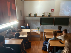 policjantka Rewiru Dzielnicowych w szkole z dziećmi podczas prelekcji