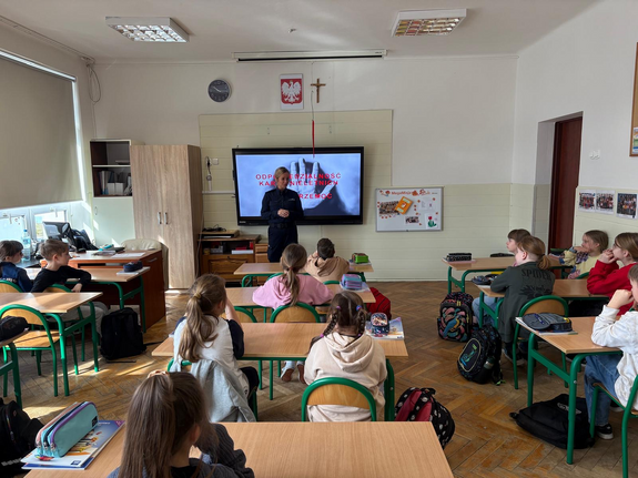 Policjantka z Wydziału Rewiru Dzielnicowych podczas prelekcji