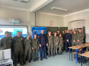 Uczniowie szkoły o profilu mundurowym w Olkuszu wraz z I Zastępcą Komendanta Powiatowego Policji w Olkuszu wraz z Naczelnikiem Wydziału Prewencji Komendy Powiatowej Policji w Olkuszu