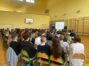 Uczniowie II LO w Olkuszu w tle, po stronie lewej I Zastępca Komendanta Powiatowego Policji w Olkuszu obok stoi Zastępca Naczelnika Wydziału Prewencji