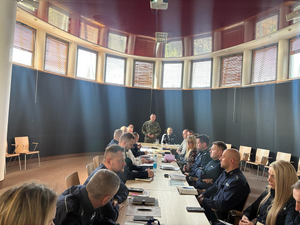 policjanci i przedstawiciele Straży Granicznej w Komendzie Powiatowej Policji w Olkuszu