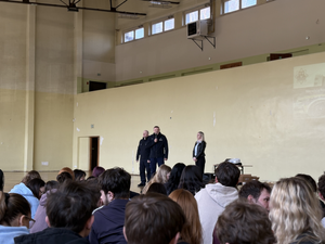 Policjanci podczas spotkania z młodzieżą.