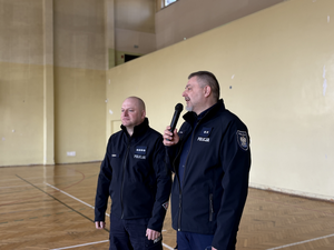 Policjanci podczas spotkania z młodzieżą.