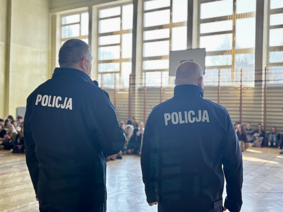 Policjanci podczas spotkania z młodzieżą