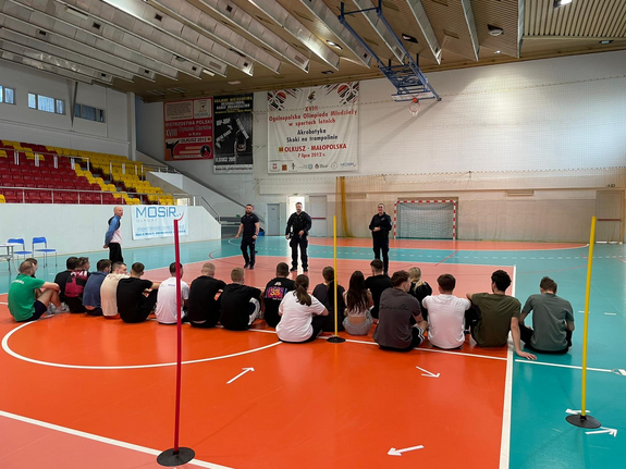 Uczniowie wraz z instruktorami policyjnymi podczas testu.