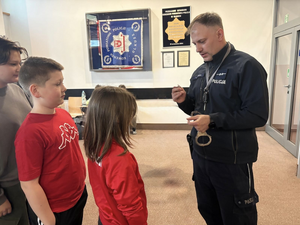 Uczniowie z policjantem podczas spotkania.