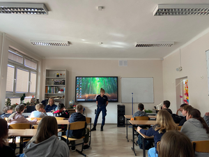 Uczniowie SP w Witeradowie podczas spotkania z funkcjonariuszami.