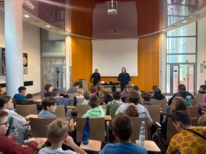 Uczniowie podczas wizyty w komendzie.