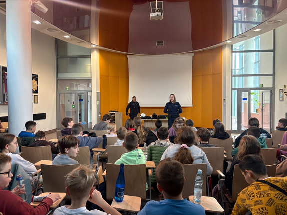 Uczniowie podczas wizyty w komendzie.