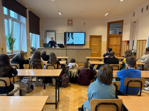 Dzielnicowa na prelekcji w szkole