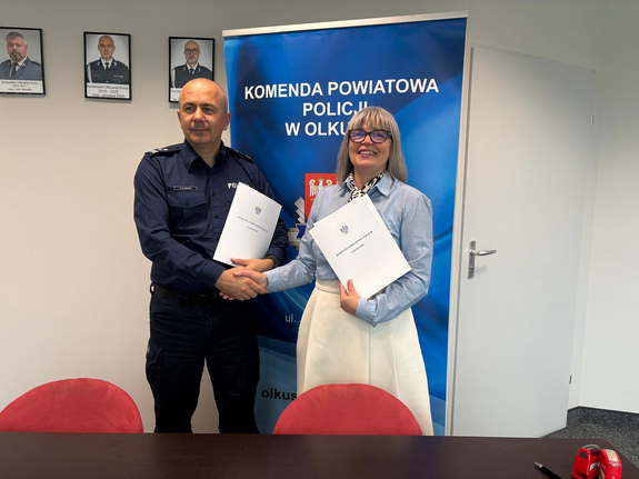 Na zdjęciu widoczny od lewej strony Komendant Powiatowy, obok stoi p. Dyrektor II LO.